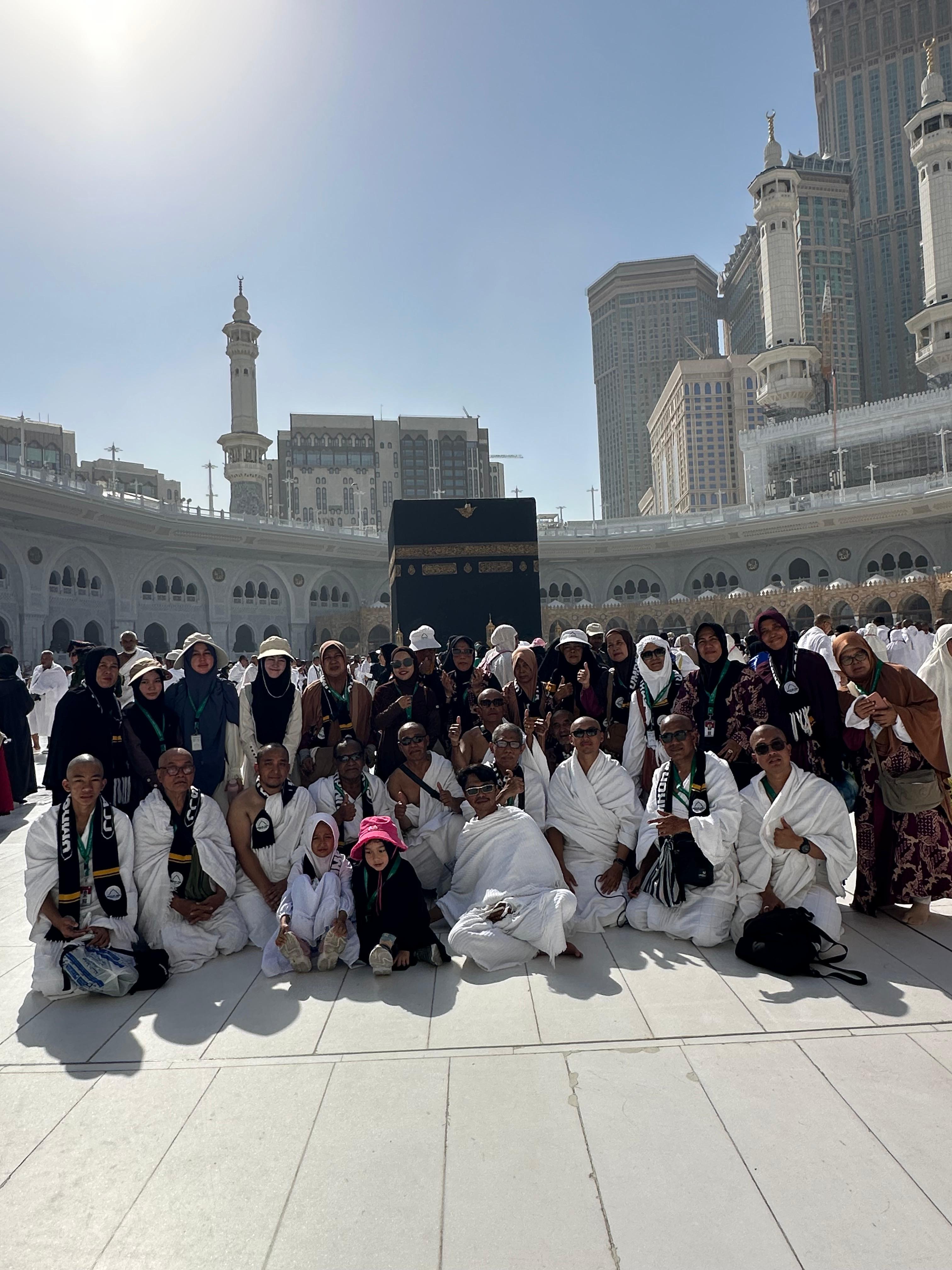 Jamaah Wasilah Amal Tour foto grup di depan Ka'bah siang hari