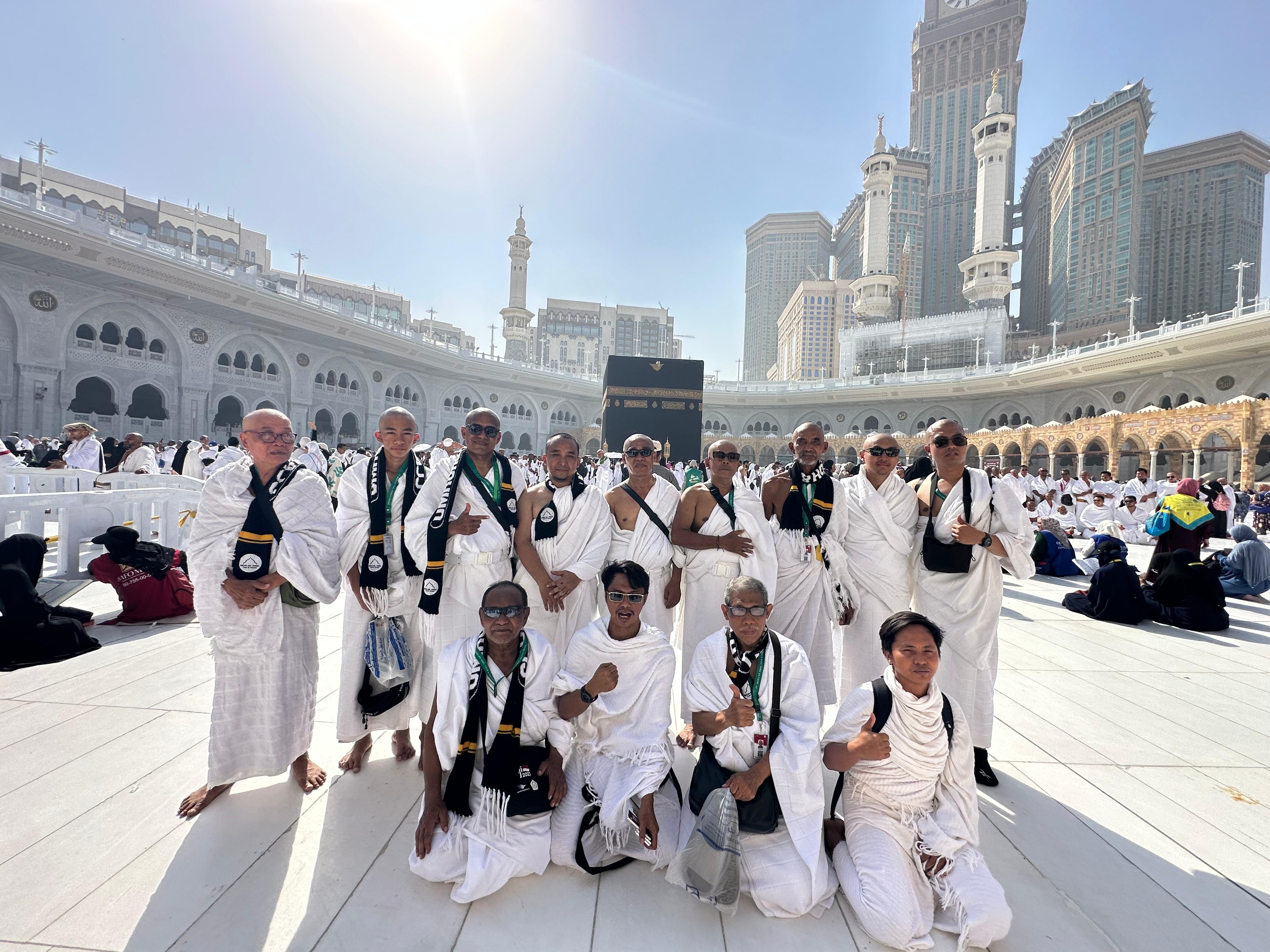 Jamaah pria Wasilah Amal Tour bahagia di area mataf Ka'bah